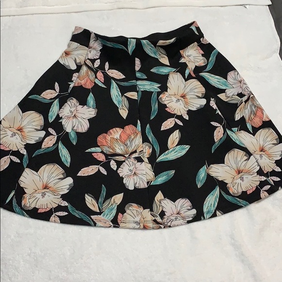 Matching skirt and top - Picture 3 of 3